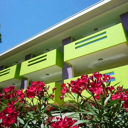 Modern Retreat With Terrace Near The * 比比翁