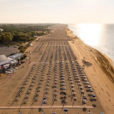 דירה Modern Retreat With Terrace Near The